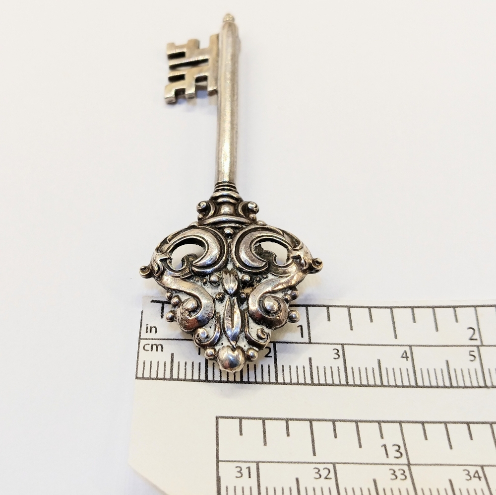 Vintage Sterling Signed Key Brooch - Picture 4 of 5